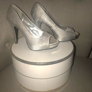 Gorgeous silver rhinestone peep-toe pumps!Sz 6 1/2